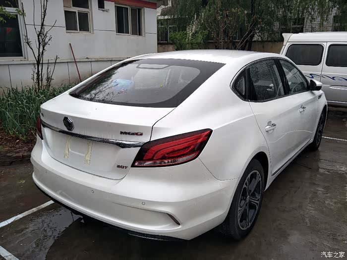 你们的名爵6白色尾杠有色差吗?