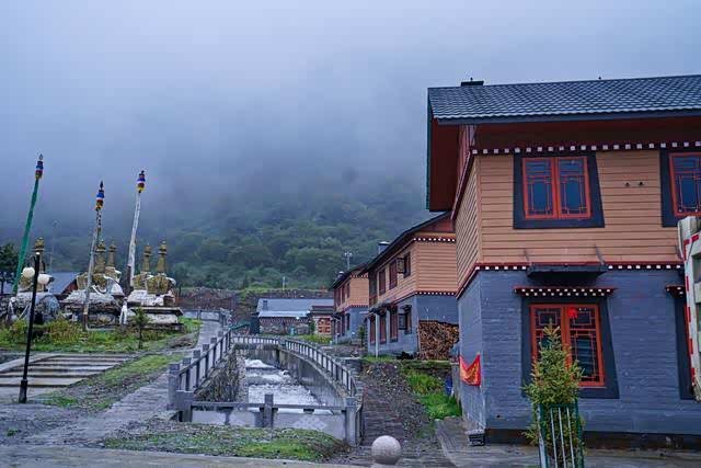 玉麦乡海拔3500米左右,处于一片丛林密布,瀑布纵横的峡谷底