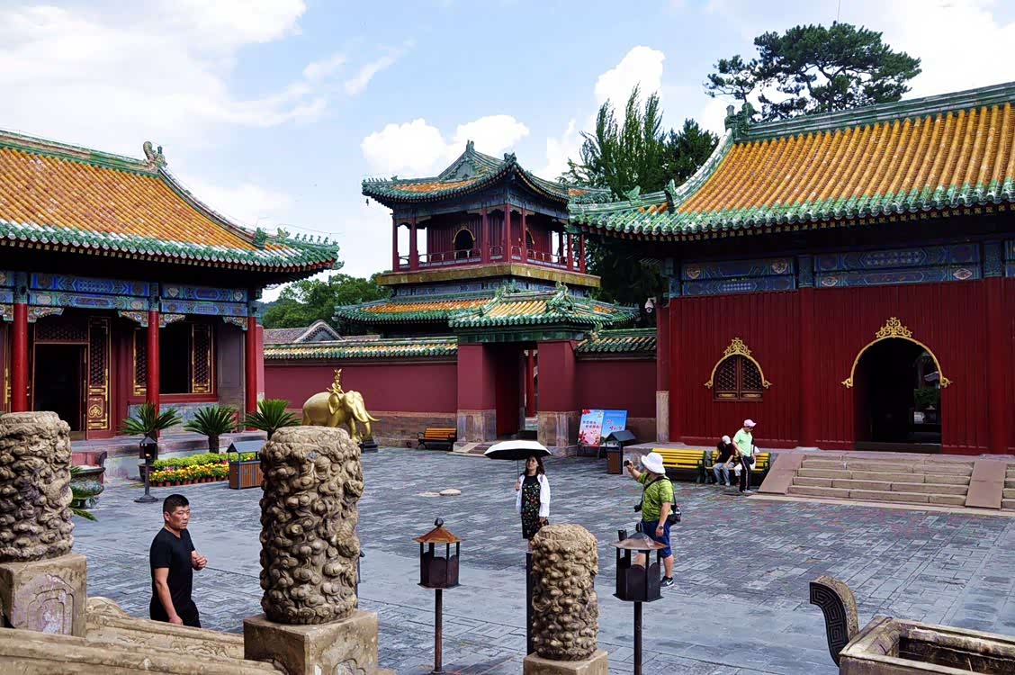 大佛寺,位于承德避暑山庄的北侧,是我国北方最大的藏传佛教寺庙