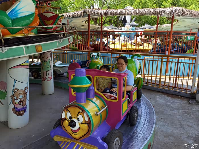 后玩小火车,豪华转椅,再座桑巴球,儿童乐园项目座了遍