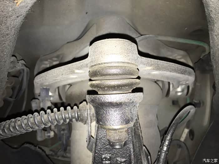 看二手老途锐,发现原车换过前上摆臂,啥情况?
