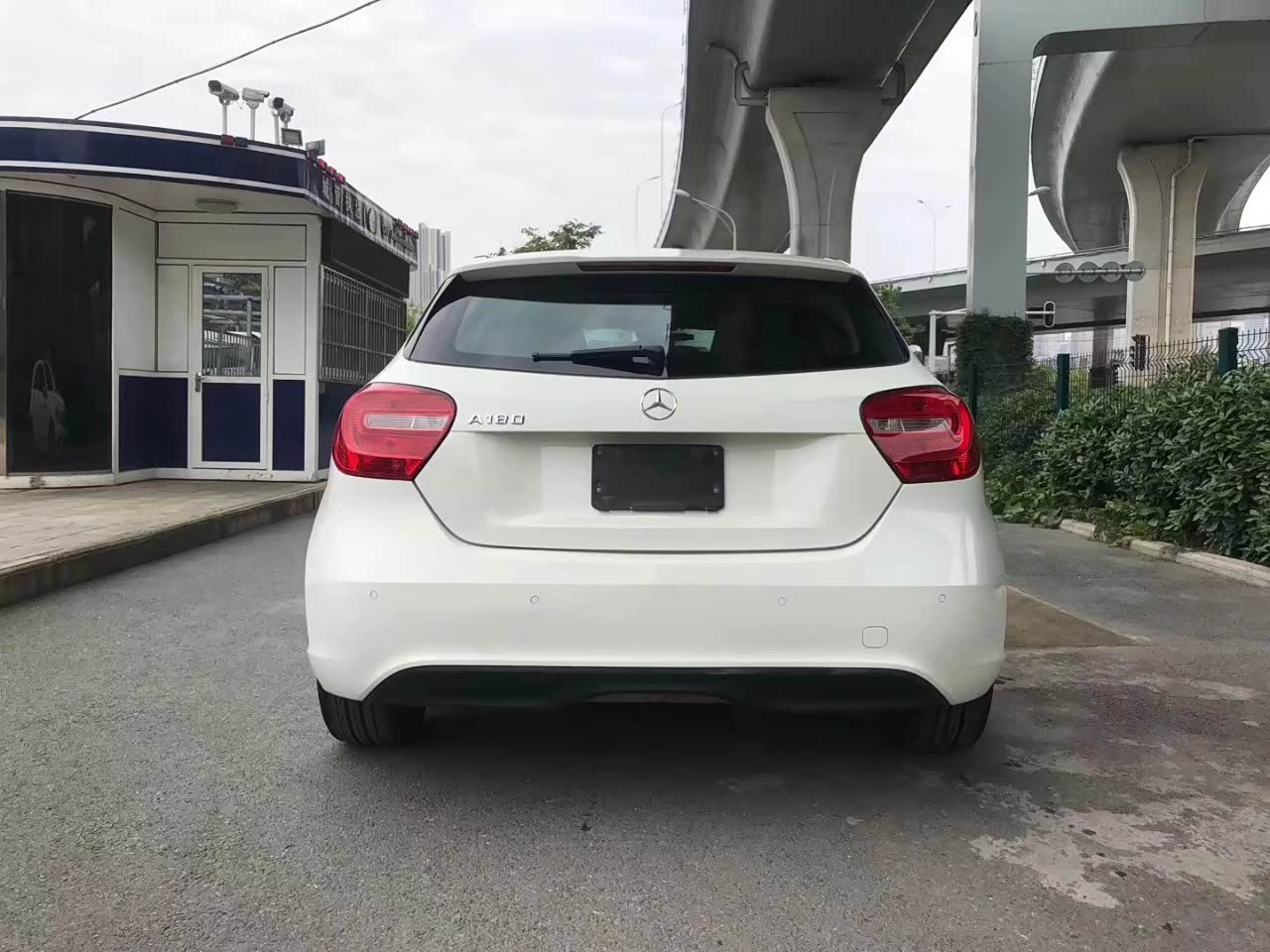 微贴进口奔驰a180两厢16t七档双离合历经六年