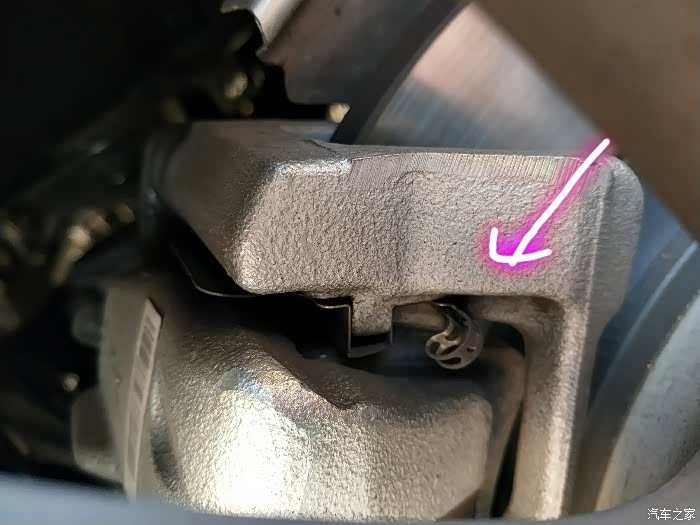 新车后刹车片有这样弯曲的铁片正常吗
