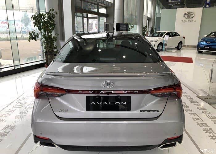 这款白色丰田亚洲龙气场动力十足开起来感觉很轻盈