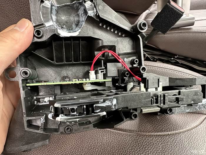 停车时应施加驻车制动,宝马x1更换挂档弹簧