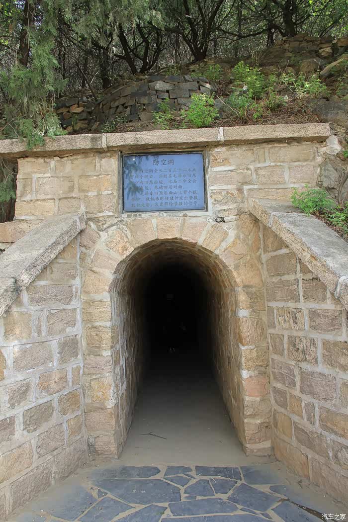 防空洞:长232米,有4个洞口.我们从洞中穿过到另一个区域.