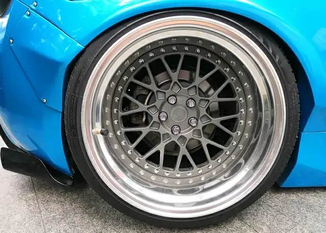 斯巴鲁brz改装车,lb宽体包围大饼轮毂,酷毙了