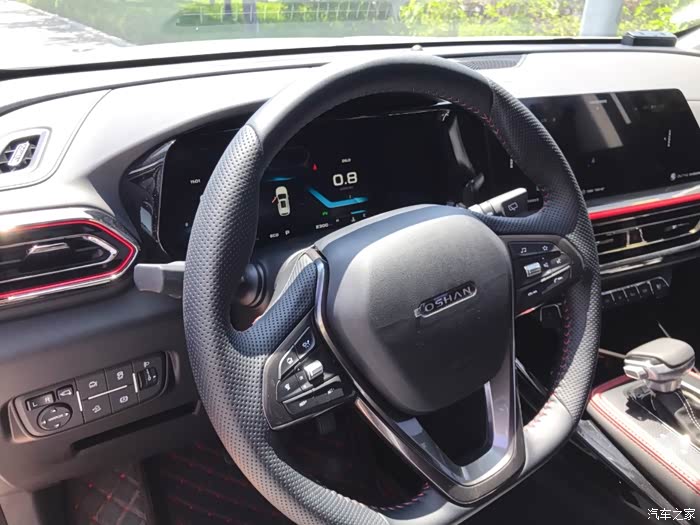 多功能方向盘,显得很饱满