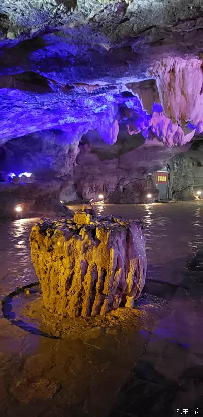 雨季洞里到处滴水