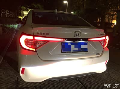 还好不是被人雷到屁股了,最喜欢的就是这个尾灯,非常有饱和度.