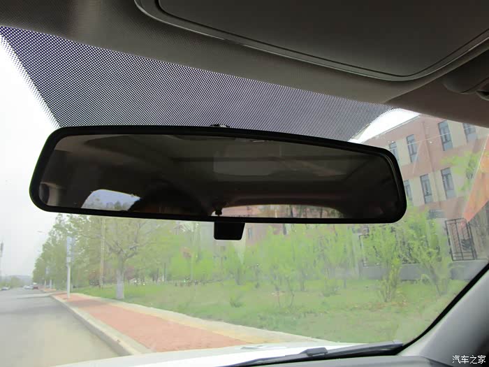 车内的后视镜也很清晰