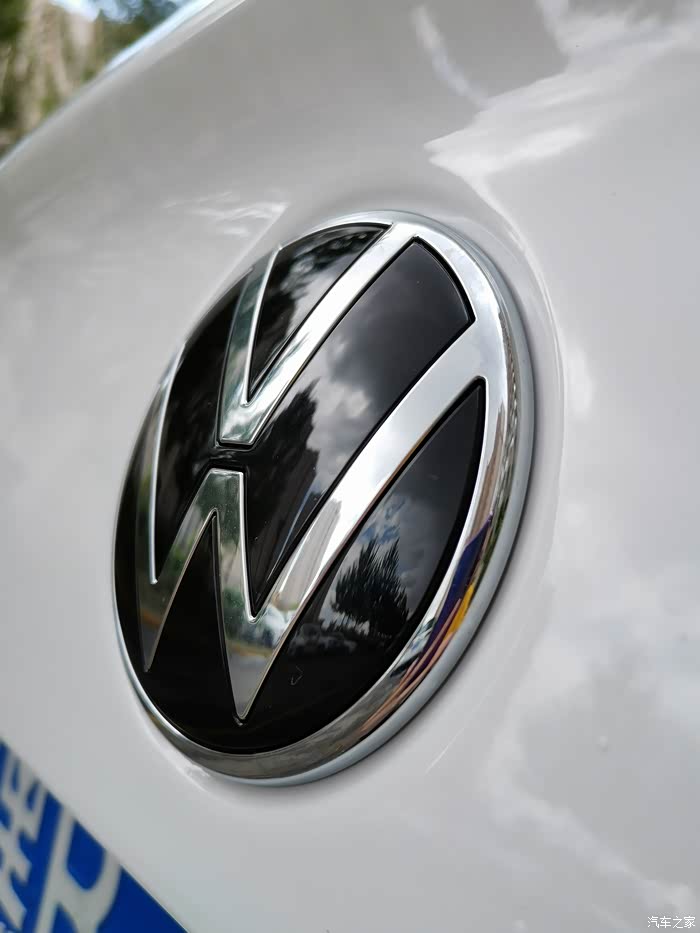 近期小改三17款捷达更换新款大众尾标