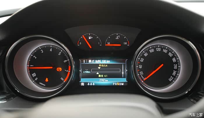 新君威精英高速表现