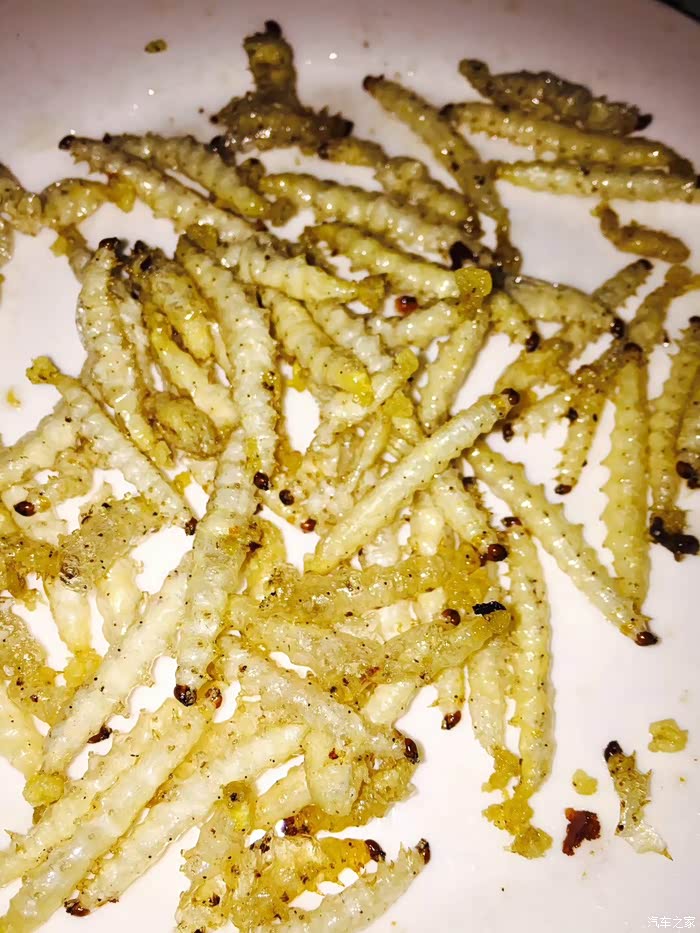 在竹子的虫子,我也不知道他怎么进去的,油炸出来,淡淡的撒点油,香香的