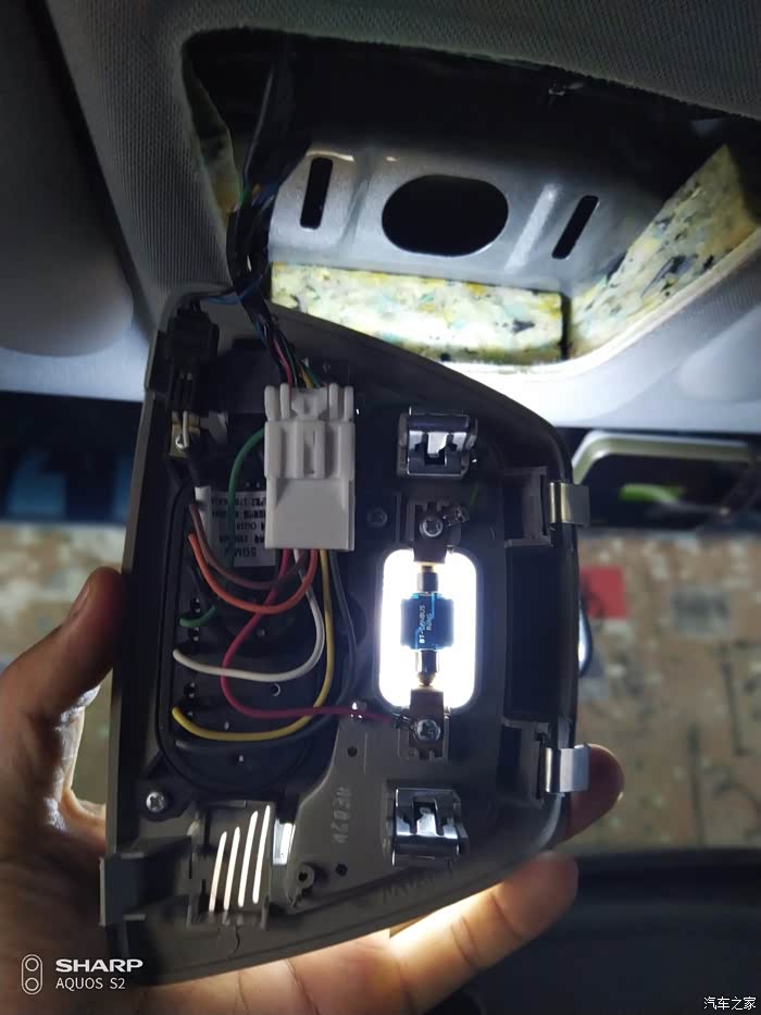 前排阅读灯怎么拆