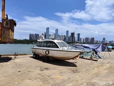 这是码头停靠的一艘小艇