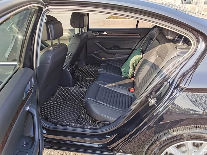 后排座椅无磨损,迈腾后排空间真的不是一般的大 拖家人出去玩这个后排