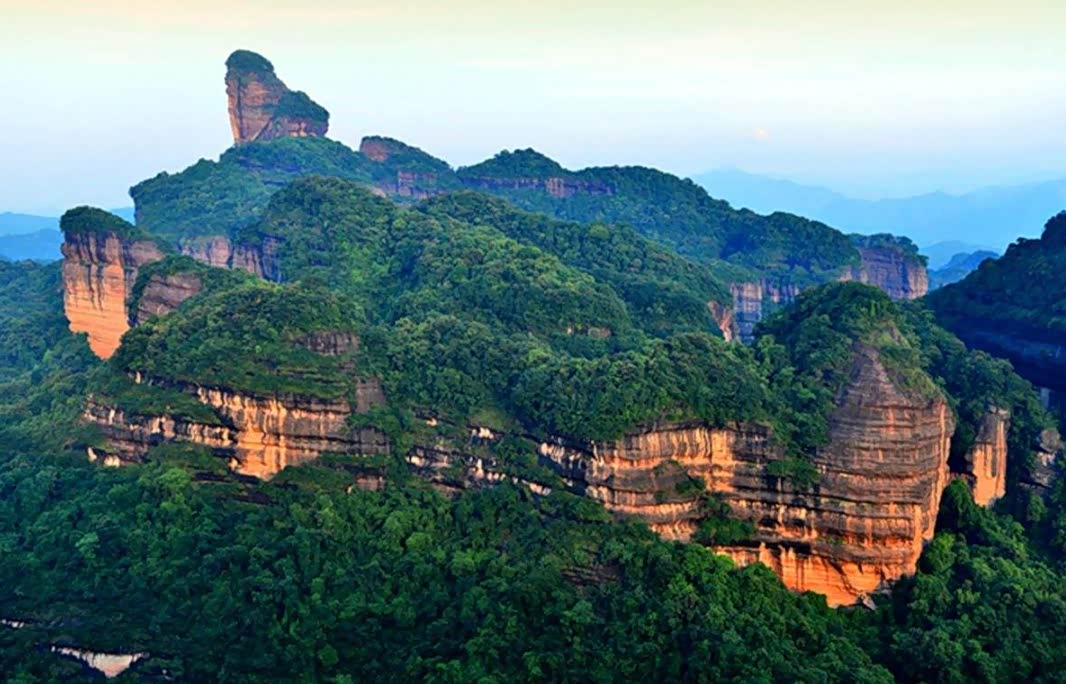 韶关仁化丹霞山森林覆盖下的丹霞地貌