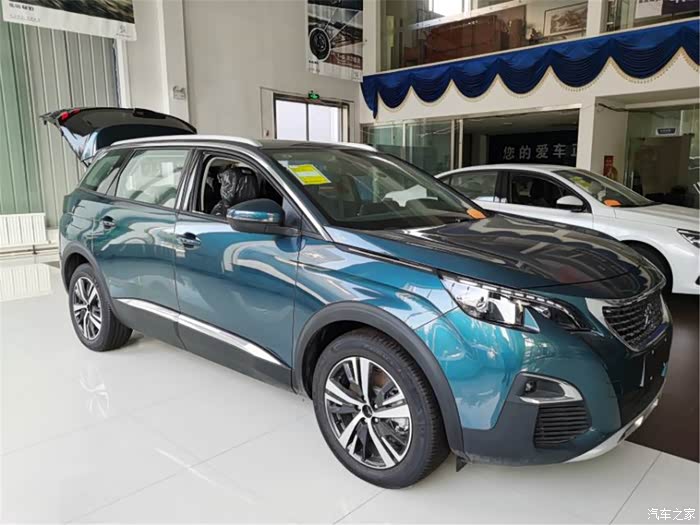 标致5008车身颜色配比极佳,很舒服,够靓丽.