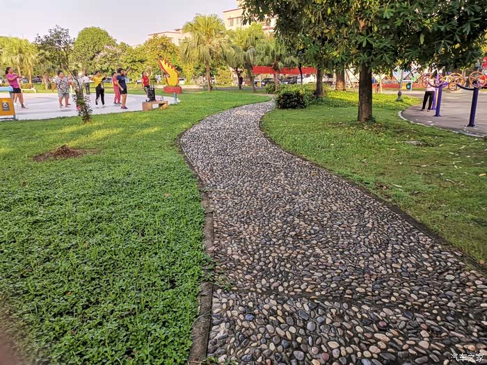 鹅卵石路面,最喜欢脱了鞋子走在上面了