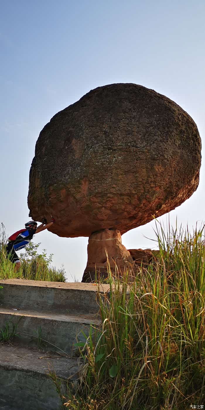 隐藏乡村的奇石斗牛石