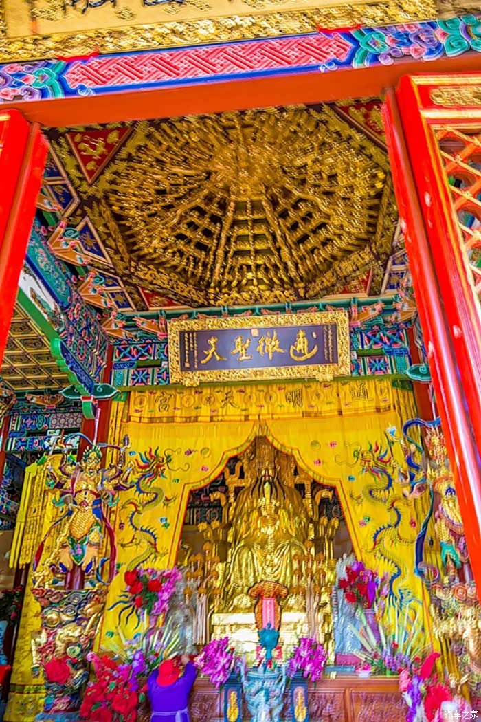 长驱多彩的大西南在黑龙潭的东南8公里有"金殿",专祀真武大帝