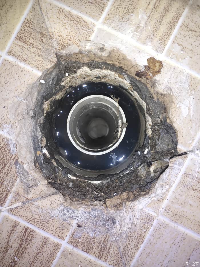 老哥们这个地漏一圈存水的地方用什么补一补