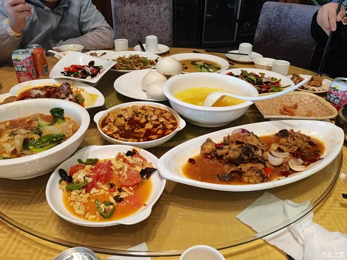 酒店的饭还是不错的,一桌几百块钱.