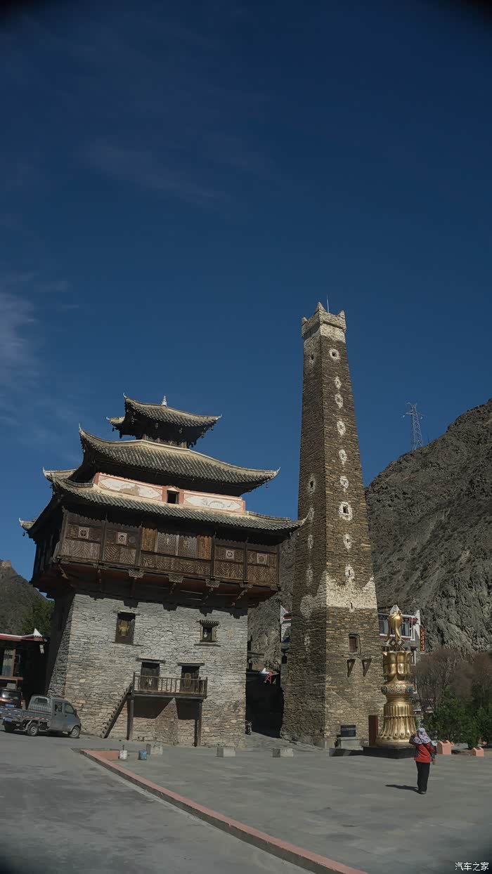 熊猫大道边上的沃日藏寨碉楼可真高