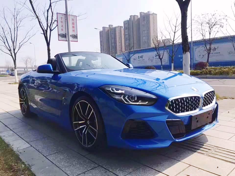 蓝色的宝马敞篷车最年轻,富有个性