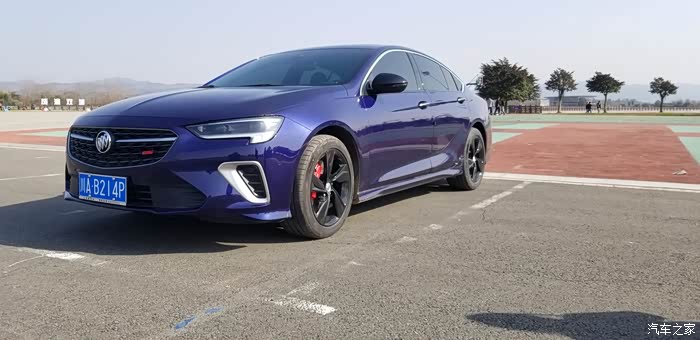 2020款别克君威gs尊贵版(象牙白)