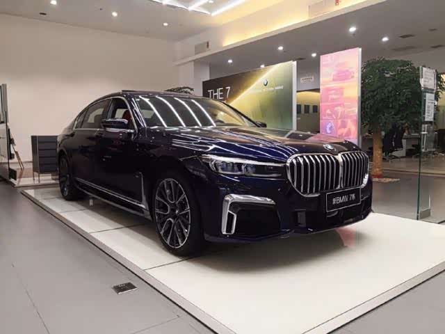 宝马740li行政型帝王蓝车漆,配红色内饰,挺好看