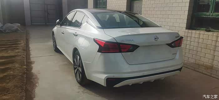 日产天籁21款舒适版白色车身显得更加大气