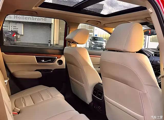 新款本田crv:米色内饰6速,2.0混动油耗4升,真帅气