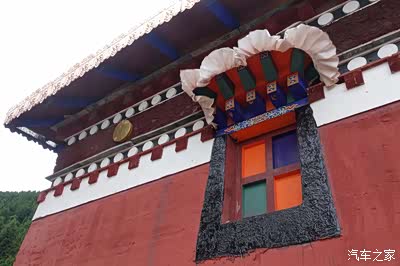 式寺庙它有金碧辉煌金顶也有酱红色宏伟围墙有藏式特色色彩斑斓窗檐