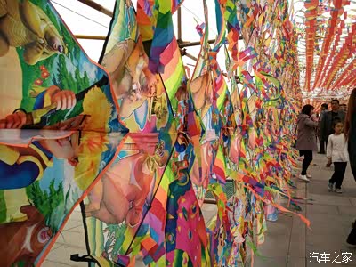 风筝墙,拍照人很多