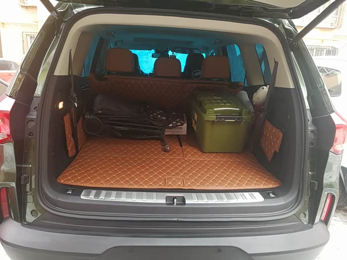 后备箱空间超大,三排放倒是一张2.13米长的大床,自驾露营利器.