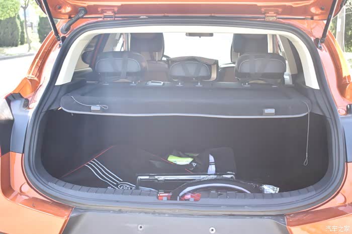 后备箱的空间~还行吧,不是特别大,但是后排可以完全放平