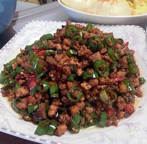 美味的辣炒碎肉