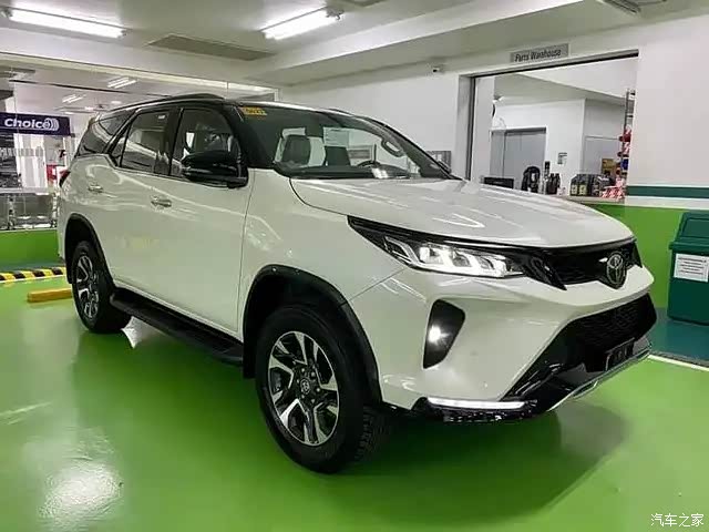 传奇版的车型前脸中网采用扁平的黑色波纹式格栅造型