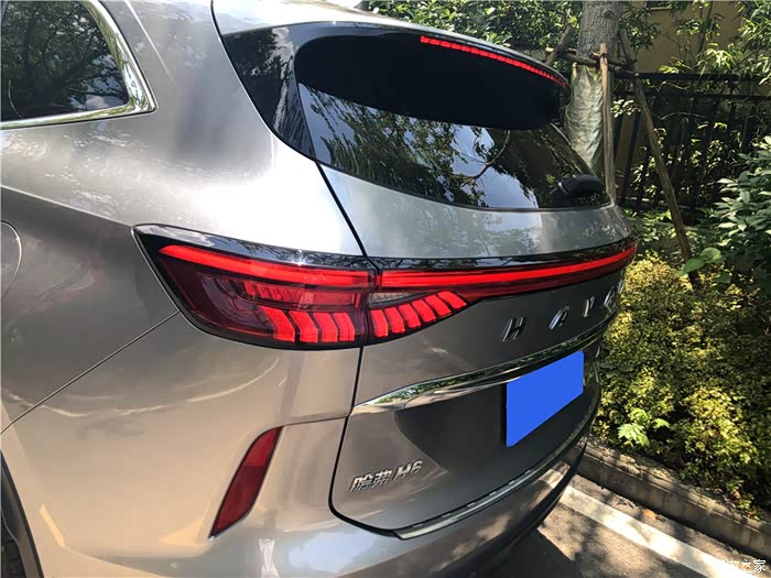 车尾看看起来挺有运动范的,特别是它鲜红色的贯穿式尾灯,看着还挺炫酷