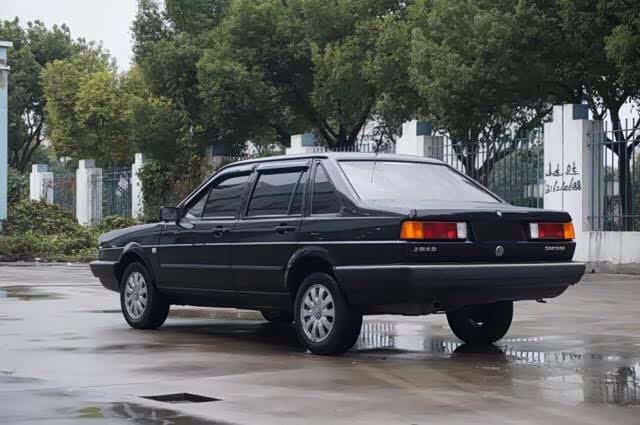 上海大众经典桑塔纳,但是也算豪车吧.