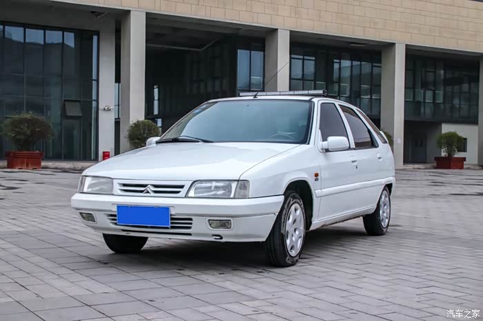 勾起一代人回忆的赛道安全保障车神龙富康