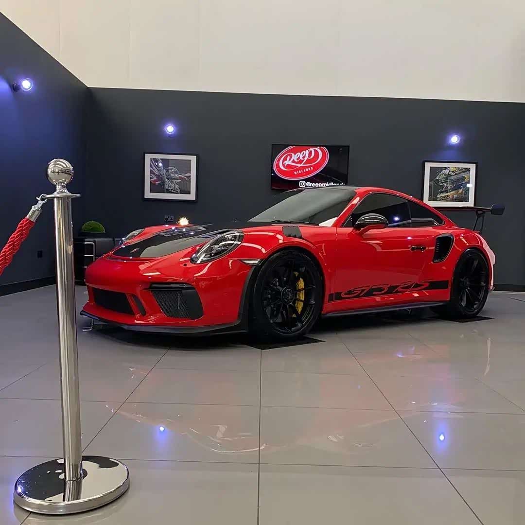 红黑相间竞技版保时捷911