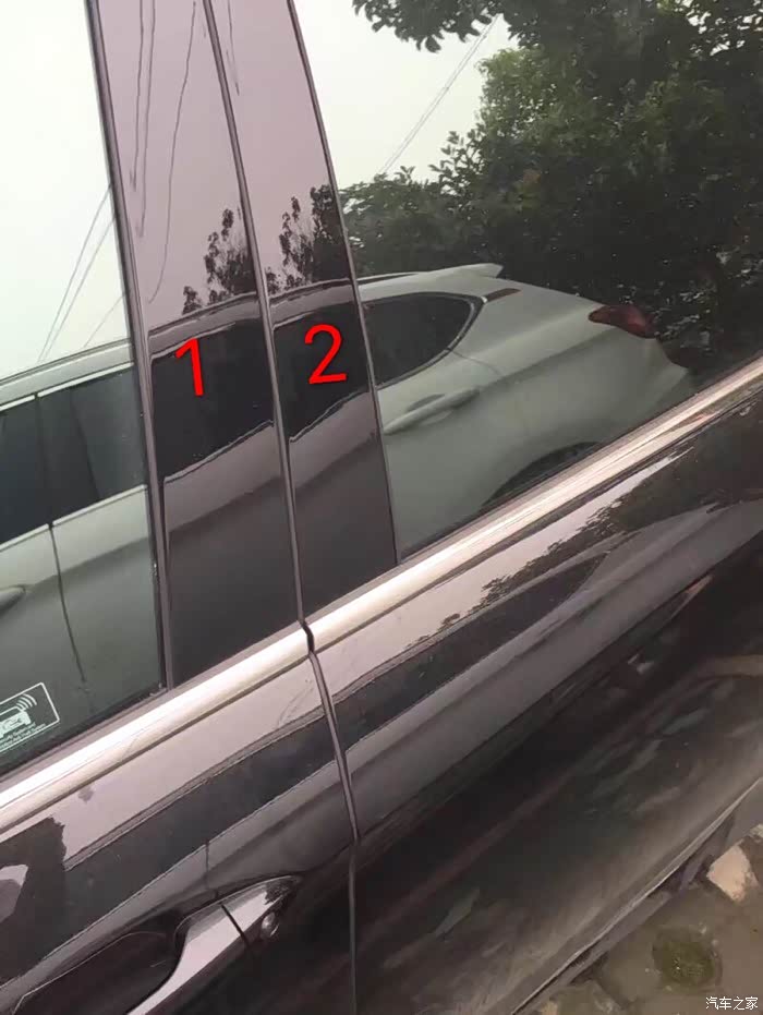 这个地方不在平行面是车门铰链变形了吗?