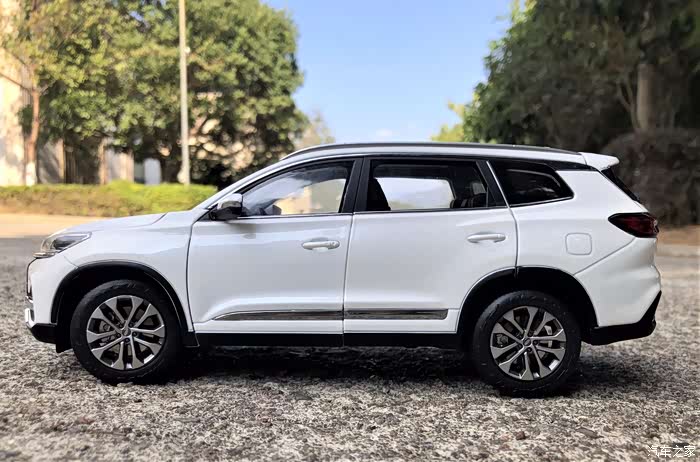 喜提一部白色的小瑞虎8拍一段惟妙惟肖的帅照