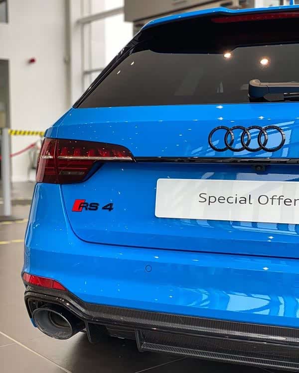 奥迪rs4蓝色的涂装显得非常年轻轻时尚太漂亮了