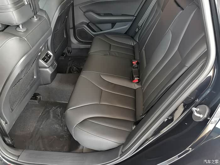 后排乘坐空间,非常宽敞,座椅也很舒服