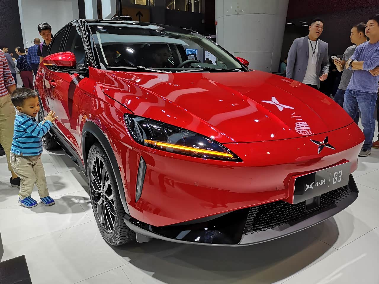 小鹏g3骚红国产特斯拉