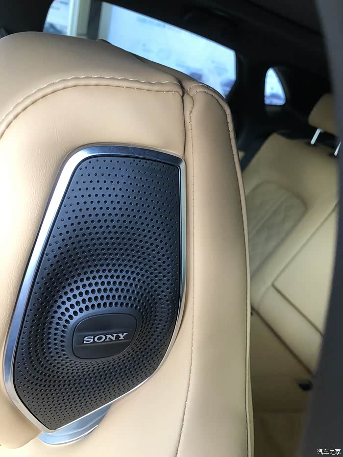 全车一共14个索尼音响,音质绝对没得说可以在车里搞ktv